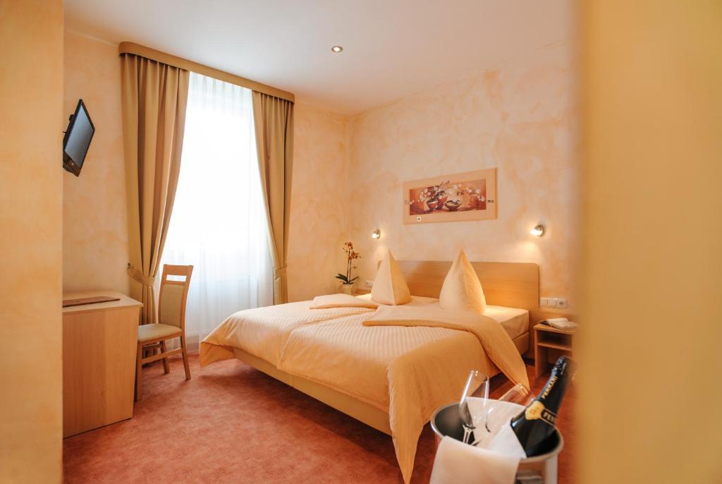 Hotel Mediterraneo Neustadt an der Weinstraße Стая снимка